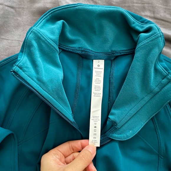 Lululemon turquoise jacket size 2 NWOT - Picture 3 of 3